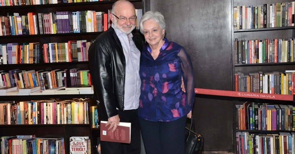 29.jun.2013 - Ao lado da mulher, o autor Silvio de Abreu lança o livro em São Paulo