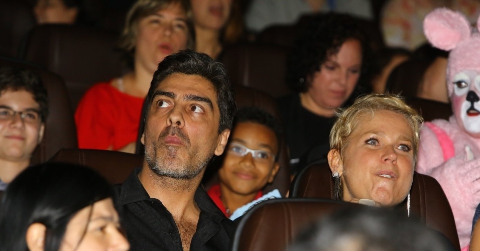 29.jun.2013 - Ao lado do namorado, Junno Andrade, Xuxa assiste seu novo DVD, "Só Para Baixinhos 12" no lançamento no Rio