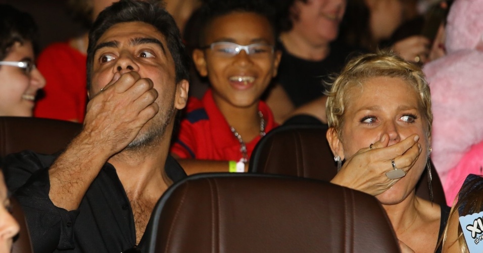29.jun.2013 - Ao lado do namorado, Junno Andrade, Xuxa assiste seu novo DVD, "Só Para Baixinhos 12" no lançamento no Rio
