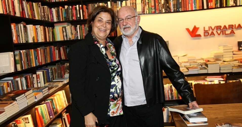 29.jun.2013 - Claudia Melo prestigia Silvio de Abreu durante lançamento de livro