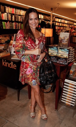 29.jun.2013 - Gabriela Duarte prestigia Silvio de Abreu durante lançamento de livro