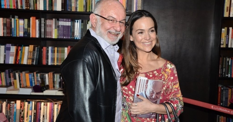 29.jun.2013 - Gabriela Duarte prestigia Silvio de Abreu durante lançamento de livro