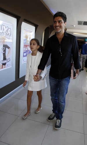 29.jun.2013 - Junno Andrade, chega com a filha para o lançamento do DVD da namorada, Xuxa, no Rio