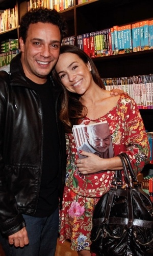 29.jun.2013 - Marcelo Médici e Gabriela Duarte posam para foto durante lançamento do livro de Silvio de Abreu