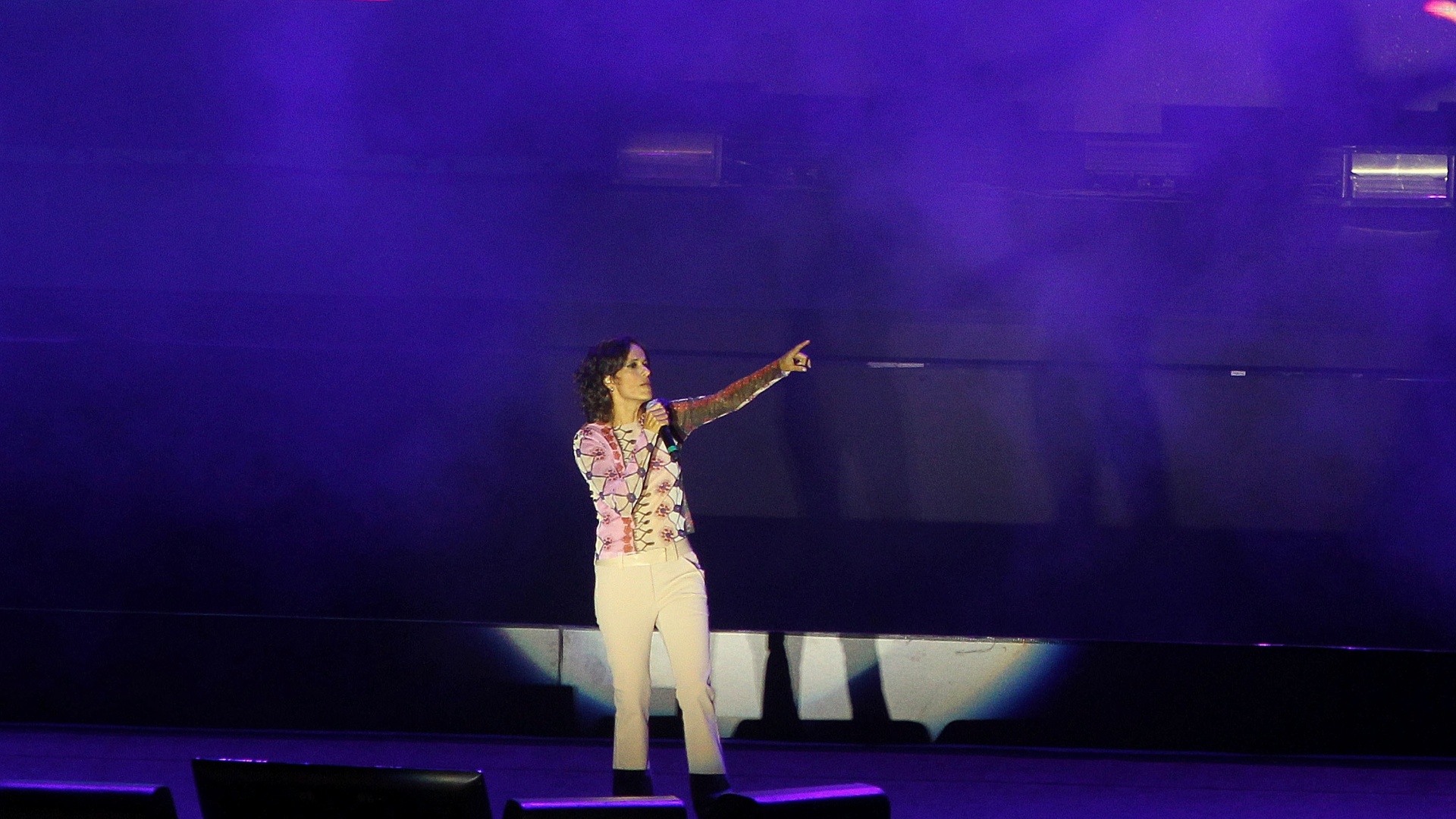 29.jun.2013 - No tributo Renato Russo Sinfônico em Brasília, a cantora Zélia Duncan homenageia o vocalista da Legião Urbana - Roberto Jayme/UOL