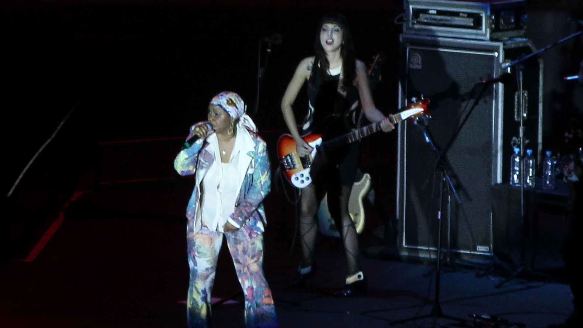 29.jun.2013 - No tributo Renato Russo Sinfônico em Brasília, cantora Sandra de Sá é a primeira a subir no palco para homenagear o vocalista da Legião Urbana - Roberto Jayme/UOL