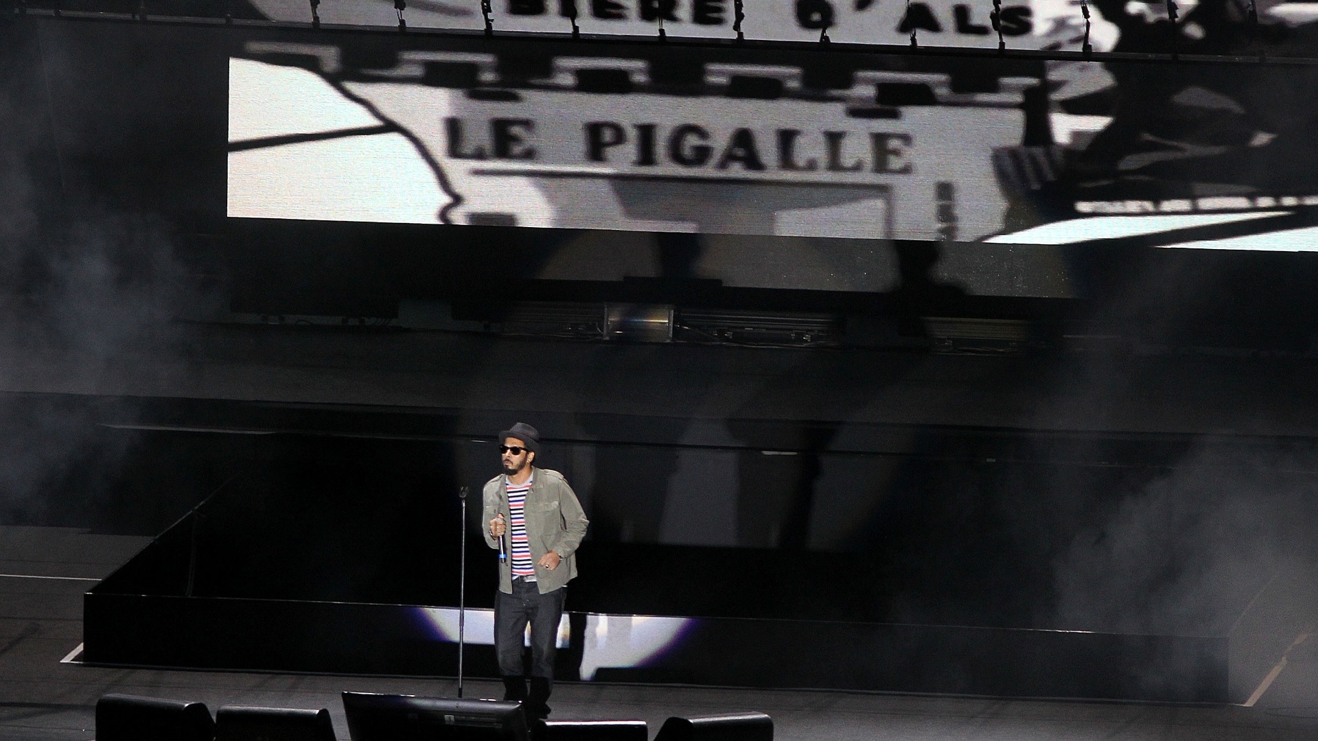 29.jun.2013 - No tributo Renato Russo Sinfônico em Brasília, o músico Jorge du Peixe, vocalista do Nação Zumbi, homenageia o vocalista da Legião Urbana - Roberto Jayme/UOL