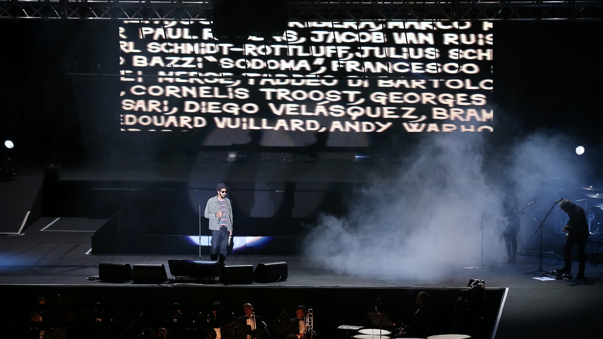 29.jun.2013 - No tributo Renato Russo Sinfônico em Brasília, o músico Jorge du Peixe, vocalista do Nação Zumbi, homenageia o vocalista da Legião Urbana - Roberto Jayme/UOL