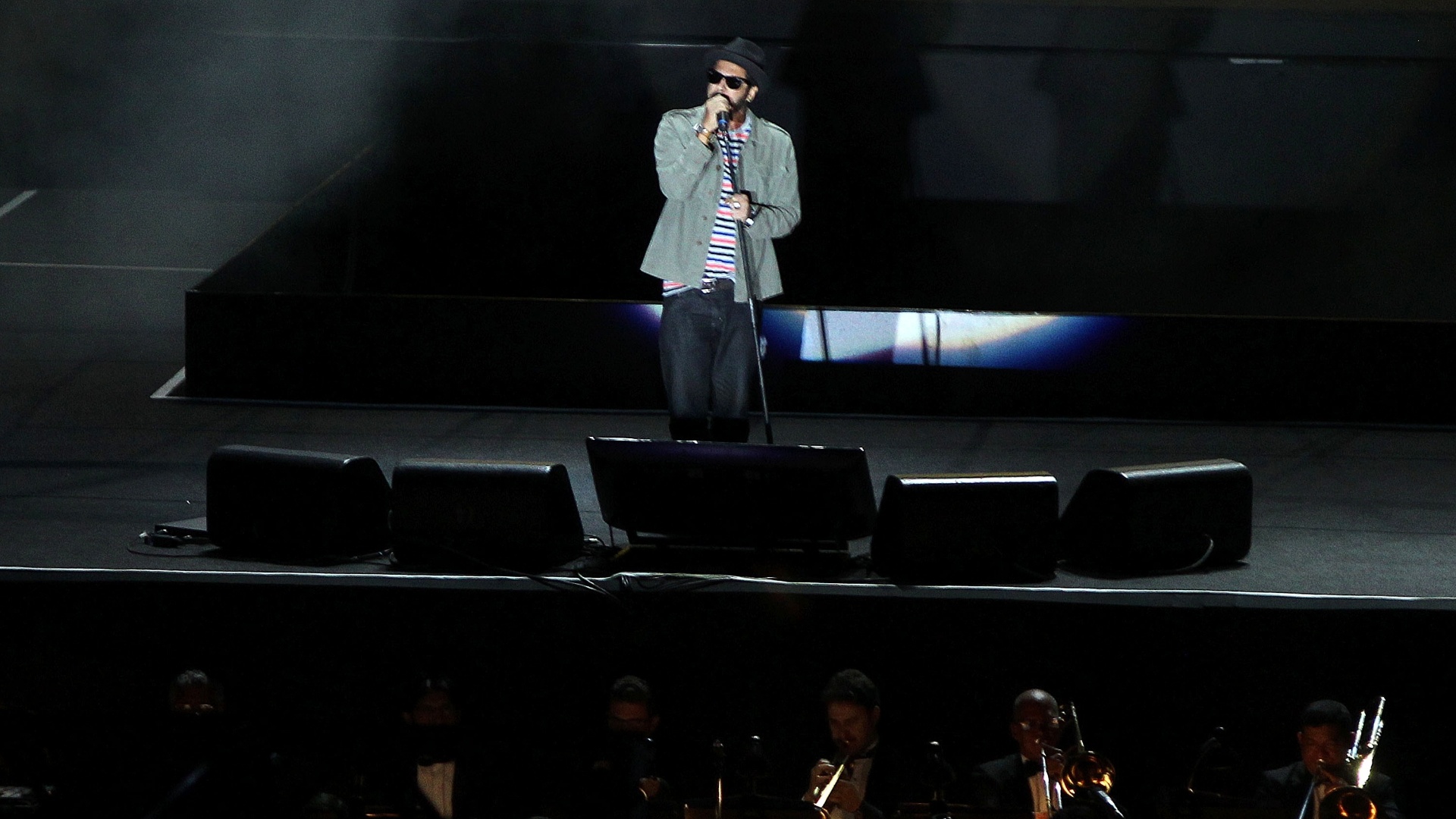 29.jun.2013 - No tributo Renato Russo Sinfônico em Brasília, o músico Jorge du Peixe, vocalista do Nação Zumbi, homenageia o vocalista da Legião Urbana - Roberto Jayme/UOL