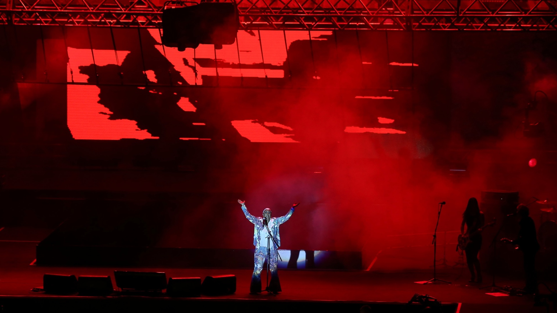 29.jun.2013 - No tributo Renato Russo Sinfônico em Brasília, cantora Sandra de Sá é a primeira a subir no palco para homenagear o vocalista da Legião Urbana - Sergio Lima/Folhapress