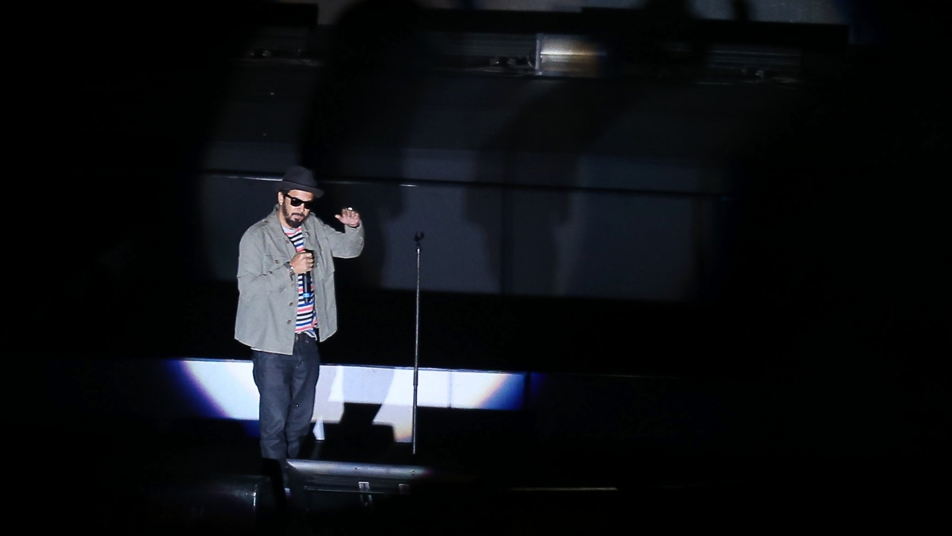 29.jun.2013 - No tributo Renato Russo Sinfônico em Brasília, o músico Jorge du Peixe, vocalista do Nação Zumbi, homenageia o vocalista da Legião Urbana - Roberto Jayme/UOL