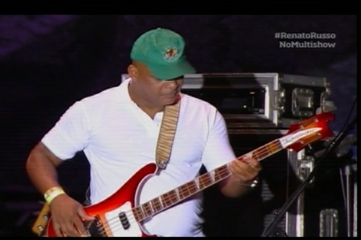 29.jun.2013 - Renato Rocha, ex-baixista do Legião Urbana, participa de tributo a Renato Russo em Brasília e toca "Que País é Esse" - Reprodução/Multishow