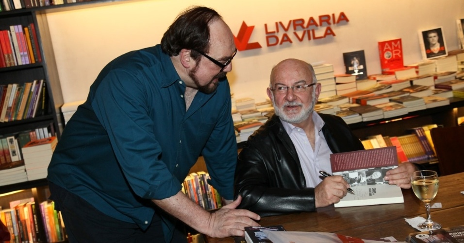29.jun.2013 - Rubens Ewald Filho prestigia Silvio de Abreu durante lançamento de livro