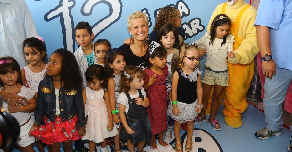 29.jun.2013 - Xuxa lança seu novo DVD, "Só Para Baixinhos 12" e posa para fotos com crianças no Rio