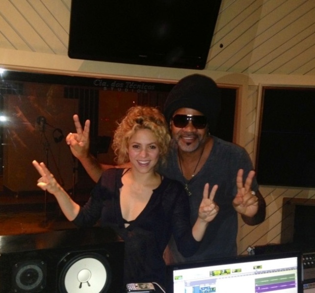 Carlinhos Brown e Shakira posam juntos em estúdio