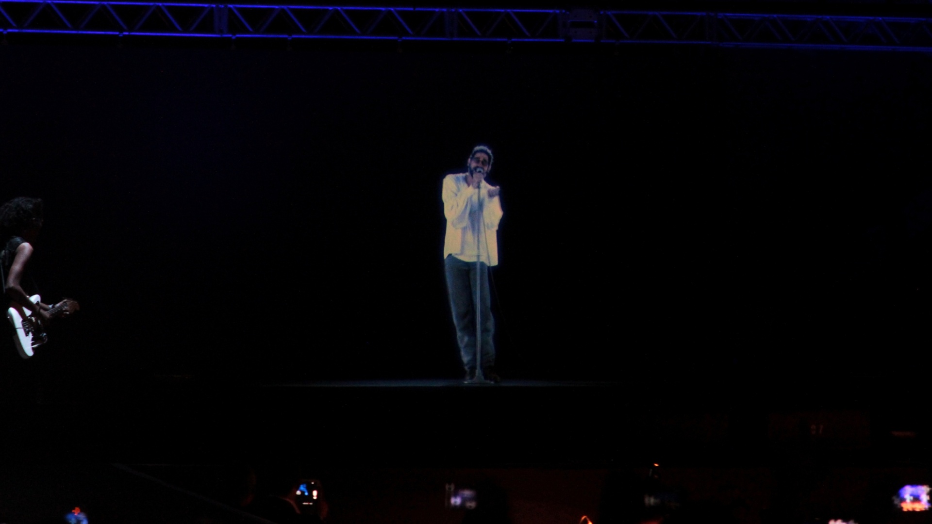 29.jun.2013 - Renato Russo aparece em projeção holográfica durante o show "Renato Russo Sinfônico" no Estádio Nacional Mané Garrincha, em Brasília - Guto Zafalan/Divulgação