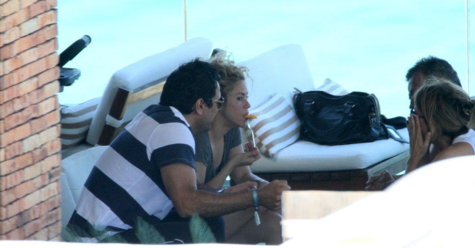 30.jun.2013 - Cantora Shakira brinca com o filho à beira da piscina do hotel Fasano, no Rio