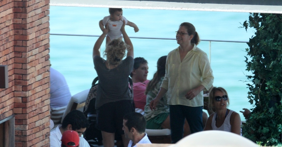 30.jun.2013 - Cantora Shakira brinca com o filho à beira da piscina do hotel Fasano, no Rio