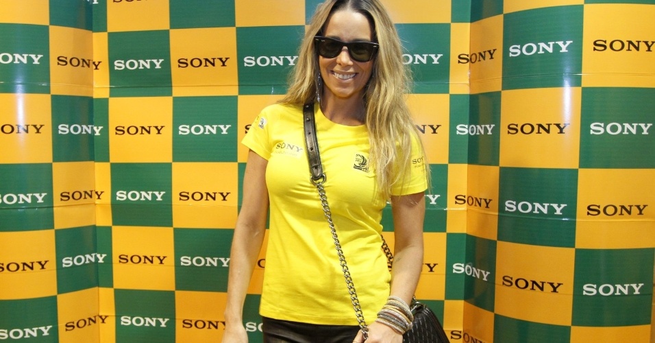 30.jun.2013 - Danielle Winits chegam ao camarote de uma marca de eletrônicos para assistir o jogo do Brasil