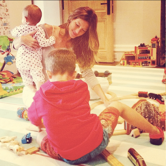 30.jun.2013 - Gisele Bündchen publica foto brincando com os filhos