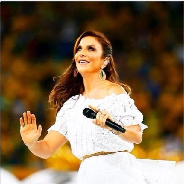 30.jun.2013 - Ivete Sangalo canta na final da Copa das Confederações no Rio de Janeiro, entre Brasil e Espanha