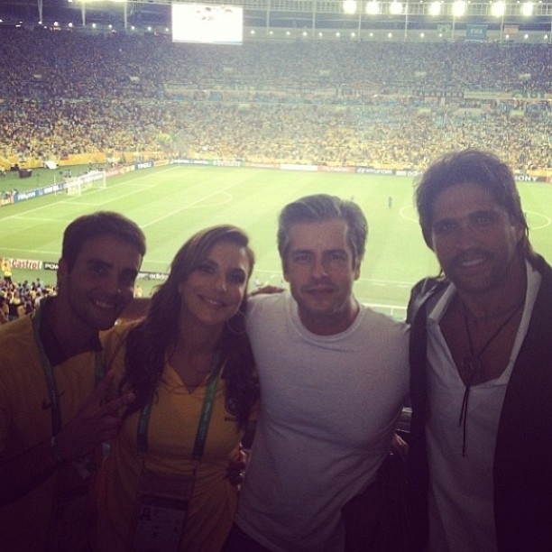 30.jun.2013 - Ivete Sangalo publica foto assistindo o jogo do Brasil no Maracanã com o marido e a dupla Victor e Léo