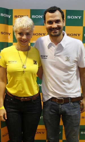 30.jun.2013 - Leandra Leal e namorado, Alexandre Youssef, chegam à camarote para assistir o jogo do Brasil