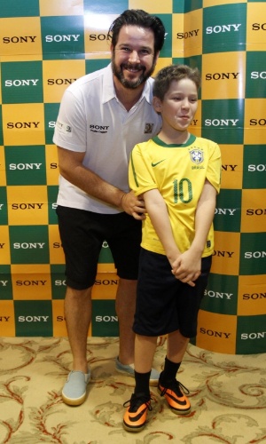 30.jun.2013 - Murilo Benício e o filho Pietro chegam à camarote para assistir o jogo do Brasil
