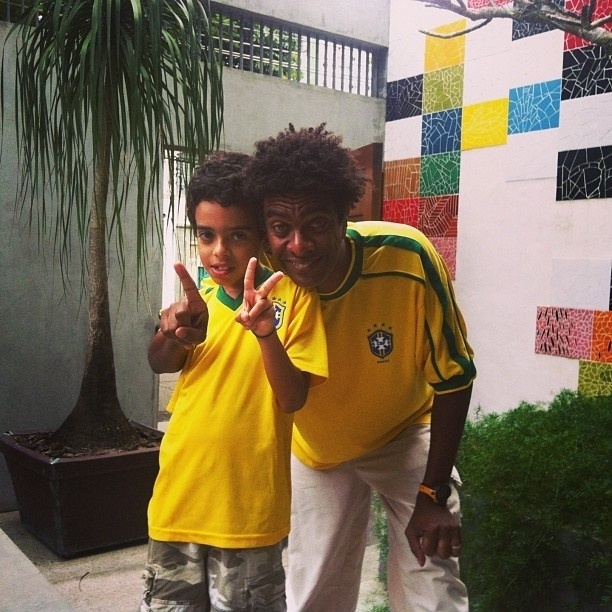 30.jun.2013 - O humorista Hélio de La Peña publica foto com o filho rumo ao estádio