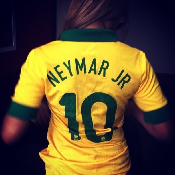 30.jun.2013 - Rafaella Santos, irmã de Neymar, publica foto com camiseta com o nome do jogador