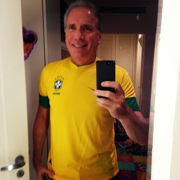 30.jun.2013 - Roberto Justus publica foto vestindo a camisa da seleção brasileira