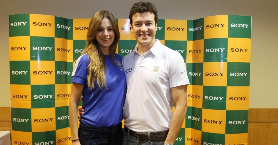 30.jun.2013 - Rodrigo Faro e a mulher, Vera Viel, chegam ao camarote de uma marca de eletrônicos para assistir ao jogo do Brasil