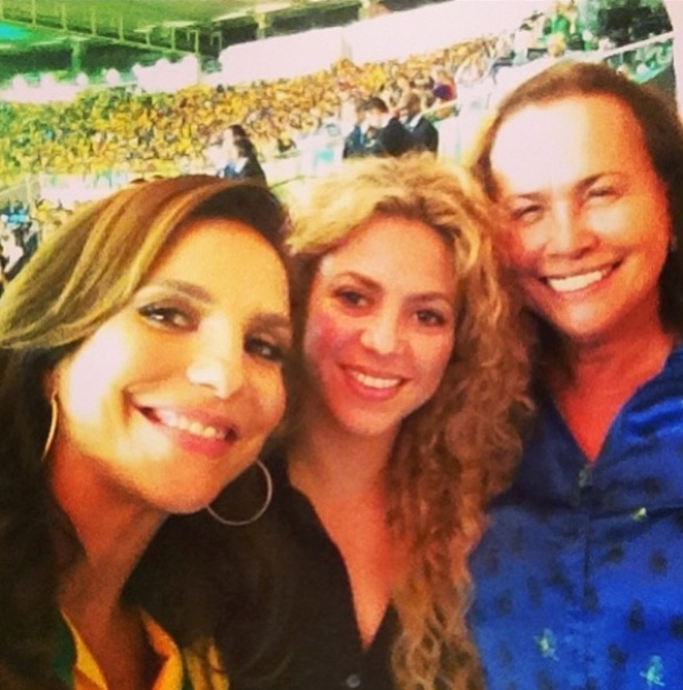 30.jun.2013 - Shakira posa ao lado de Ivete Sangalo e da mãe de Ronaldo no Maracanã