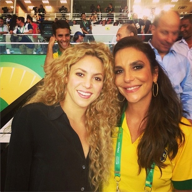 30.jun.2013 - Shakira posa ao lado de Ivete Sangalo no Maracanã
