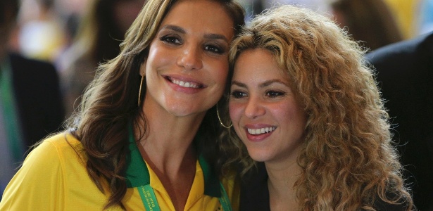30.jun.2013 - Shakira posa ao lado de Ivete Sangalo no Maracanã - Paulo Whitaker/Reuters