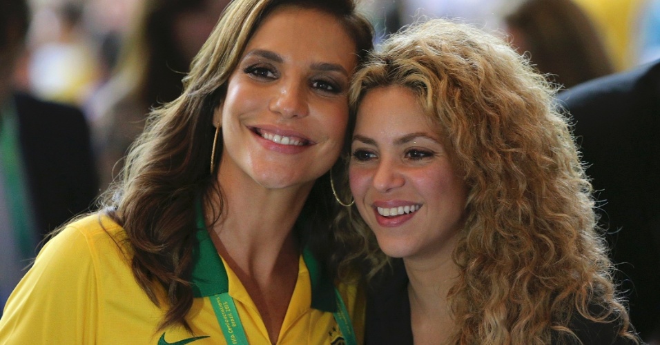 30.jun.2013 - Shakira posa ao lado de Ivete Sangalo no Maracanã