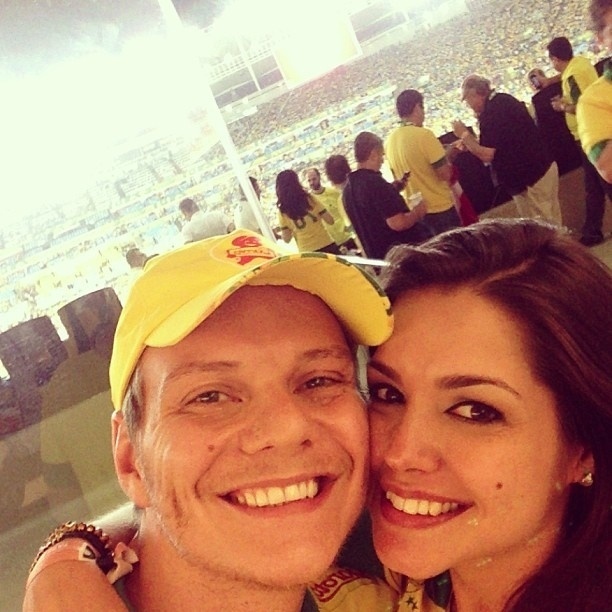 30.jun.2013 - Thaís Fersoza publica foto assistindo o jogo do Brasil no Maracanã com o namorado, Michel Teló