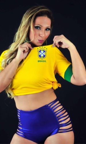 30.jun.2013 - Valeska Popozuda publica foto com camisa da seleção brasileira