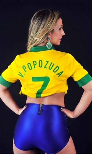 30.jun.2013 - Valeska Popozuda publica foto com a camisa da seleção brasileira com seu nome
