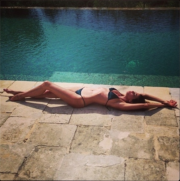 1.jul.2013 - De férias em Toscana, na Itália, Luciana Gimenez exibe o corpão de biquini na beira de uma piscina ao publicar foto no Instagram. Aos 43 anos, Gimenez mostra que continua com tudo em cima