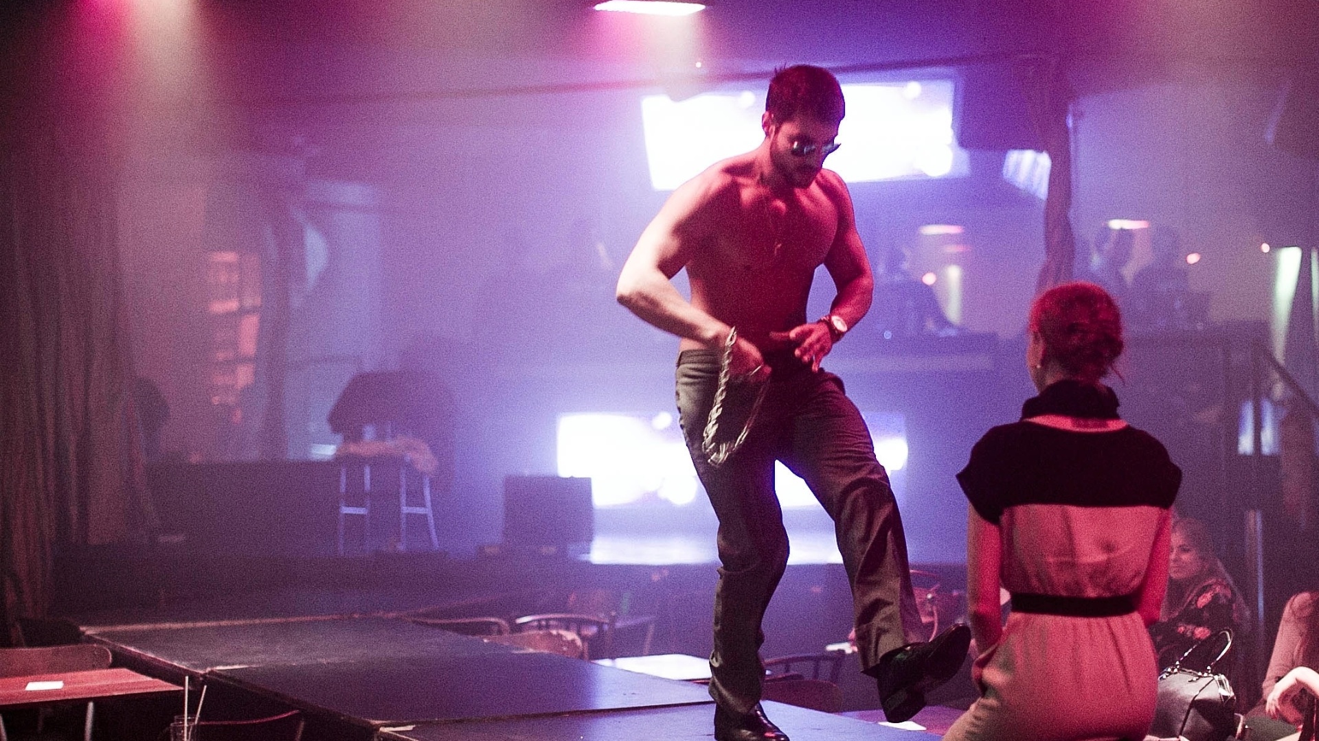 27.jun.2013 - Apresentação do modelo e dançarino Bruno Camargo, de 25 anos, no Clube das Mulheres. O paulistano faz um show no qual interpreta o personagem Christian Grey, retratado no best-seller "Cinquenta Tons de Cinza", de E.L. James. - Leonardo Soares/UOL