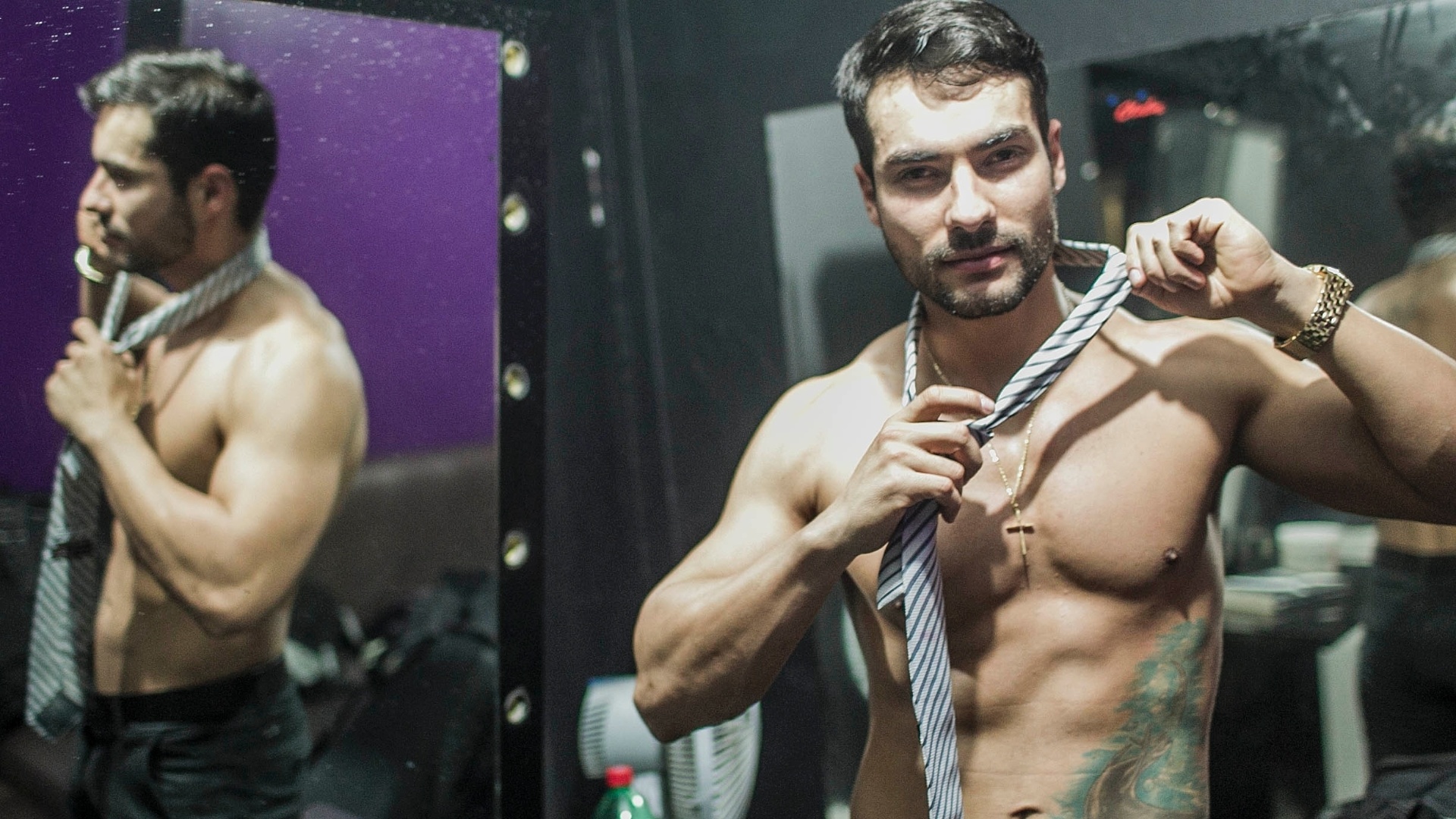 27.jun.2013 - O modelo e dançarino Bruno Camargo, de 25 anos, que interpreta o personagem Christian Grey, do best-seller "Cinquenta Tons de Cinza", no Clube das Mulheres, posa para fotos após apresentação em São Paulo - Leonardo Soares/UOL