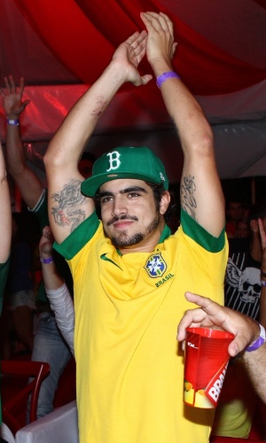 30.Jun.2013 - Caio Castro aplaude a seleção após o jogo Brasil x Espanha no evento Arena Morro da Urca, no Rio de Janeiro