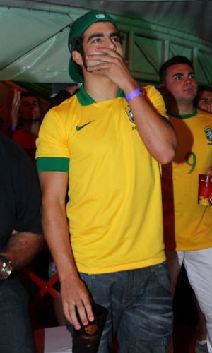 30.Jun.2013 - Caio Castro assiste nervoso ao jogo do Brasil x Espanha no evento Arena Morro da Urca, no Rio de Janeiro