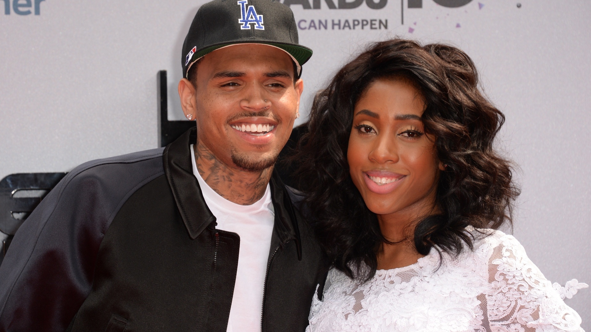 30.jun.2013 - Chris Brown e Sevyn Streeter chegam ao Nokia Theatre, em Los Angeles, para o BET Awards - Robyn Beck/AFP