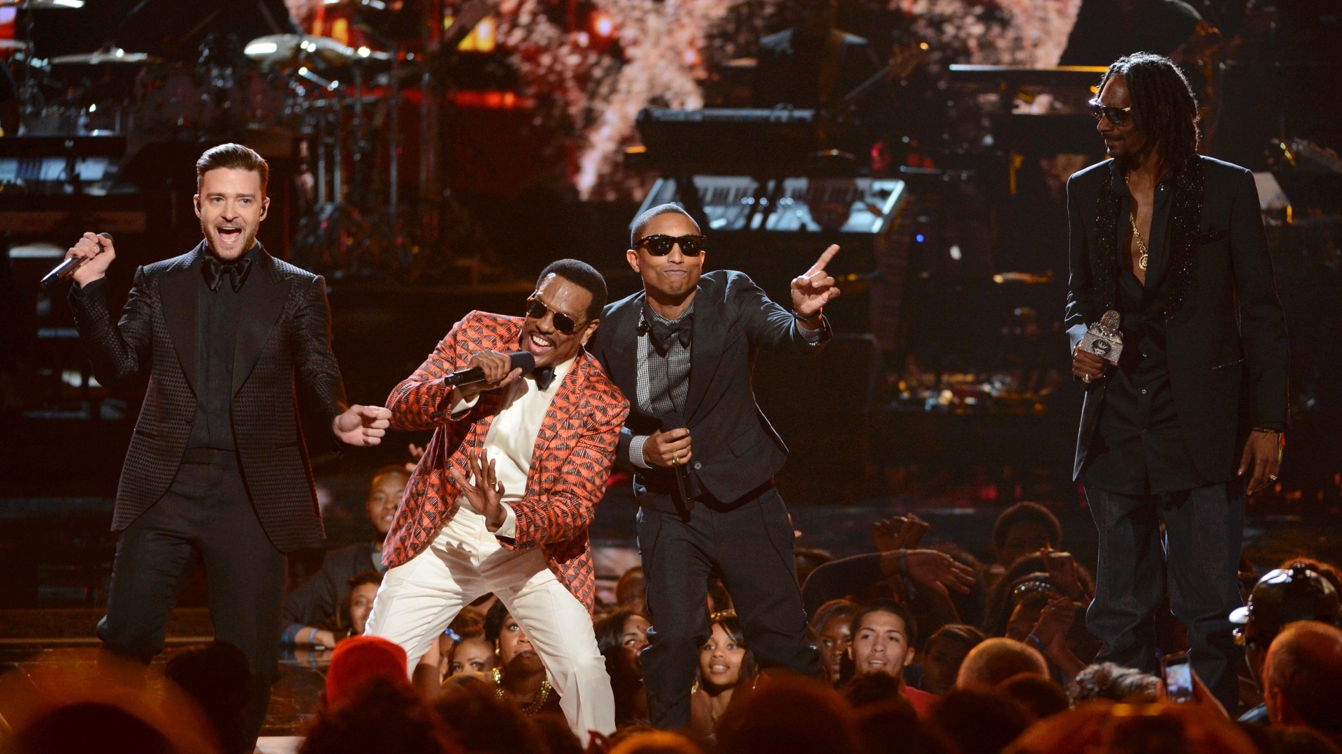 30.jun.2013 - Justin Timberlake, Charlie Wilson, Pharrell e Snoop Dogg se apresentam no BET Awards, que premia personalidades negras - Phil McCarten/Reuters