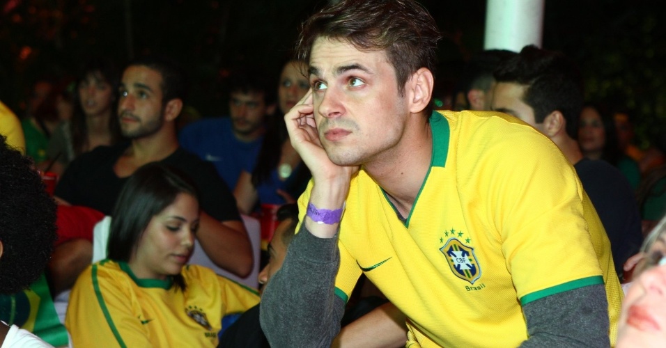 30.Jun.2013 - O ator Daniel Erthal assiste concentrado à final da Copa das Confederações entre Brasil e Espanha no evento Arena Morro da Urca, no Rio de Janeiro