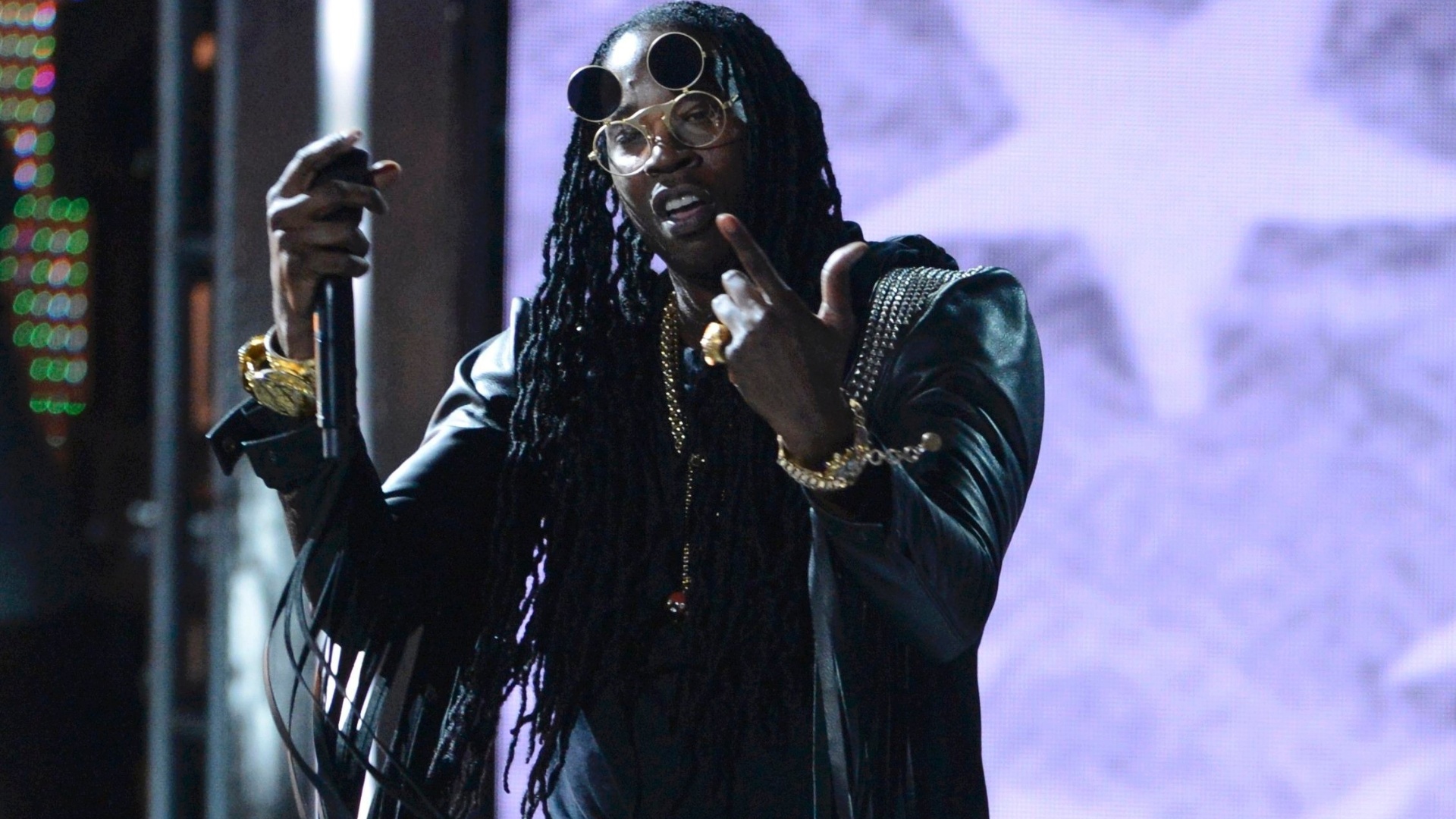 30.jun.2013 - O rapper americano Tauheed Epps, anteriormente conhecido como Tity Boi e mais conhecido como 2 Chainz, também fez sua performance durante a entrega dos prêmios do BET Awards - Phil McCarten/Reuters