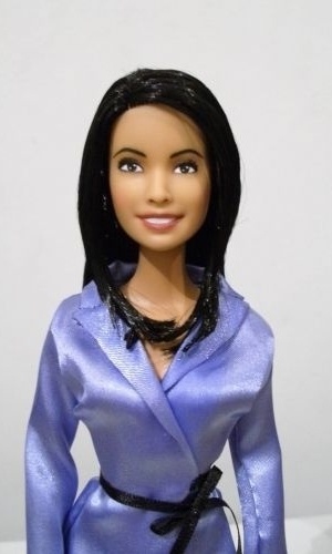 Ana Paula Padrão ganha versão Barbie, a primeira feita de uma mulher brasileira. A boneca, que é peça única, foi criada pelo artista plástico Marckie Benchay e será leiloada pela instituição beneficente Make-A-Wish Brasil