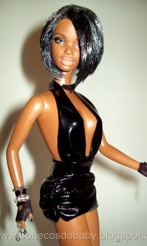 Baby usou uma boneca importada para criar sua Rihanna. Colocou um novo cabelo, que foi moldado com espuma e ganhou um corte moderno. Também aumentou os lábios com maquiagem. O vestido foi todo feito em vinil